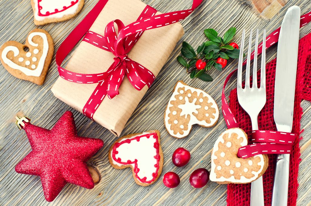 Christmas dinner decoration with gingerbread cookies and gift box